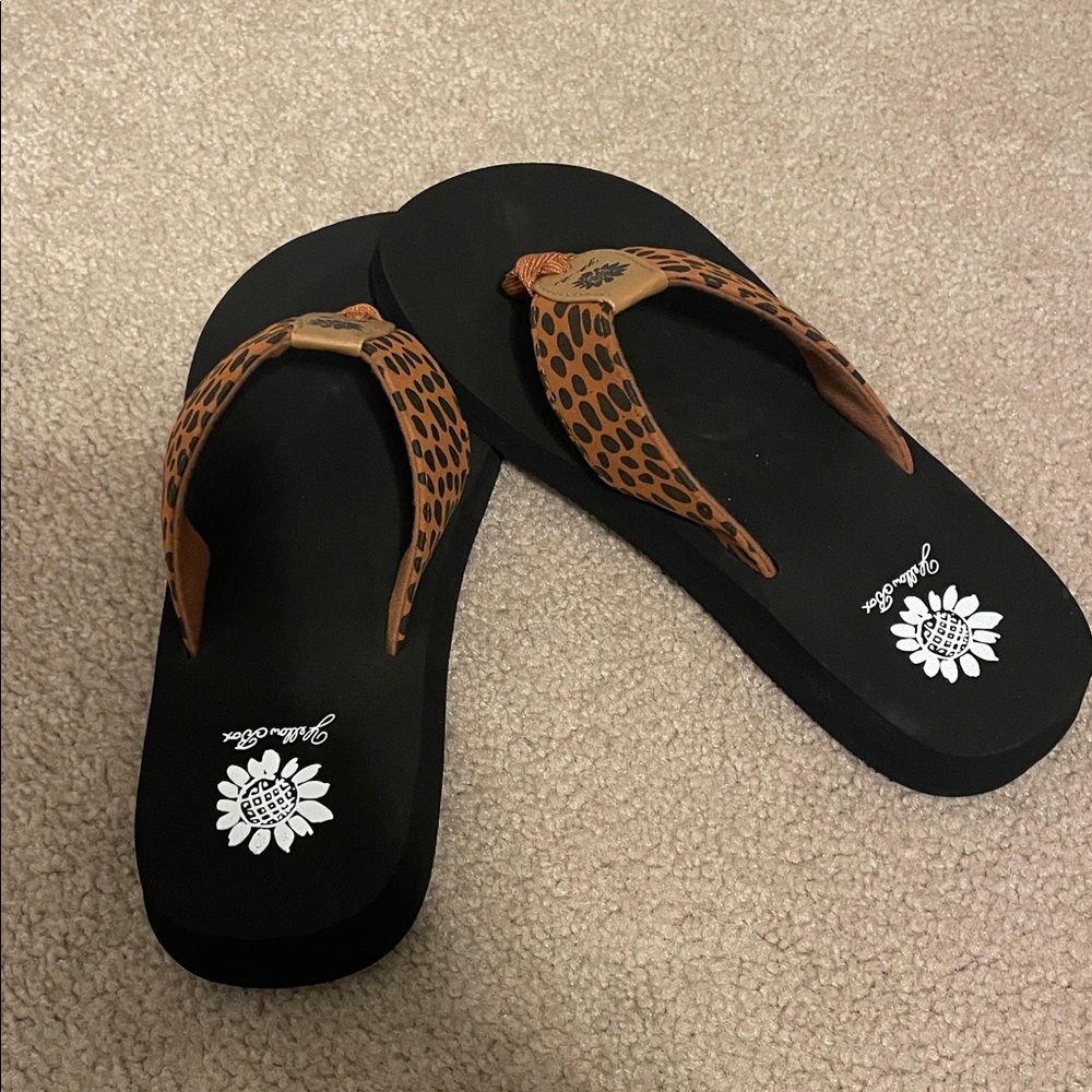 Yellow Box Women's Tan/Black Accra Flip Flops Size 8 (New With Tags)